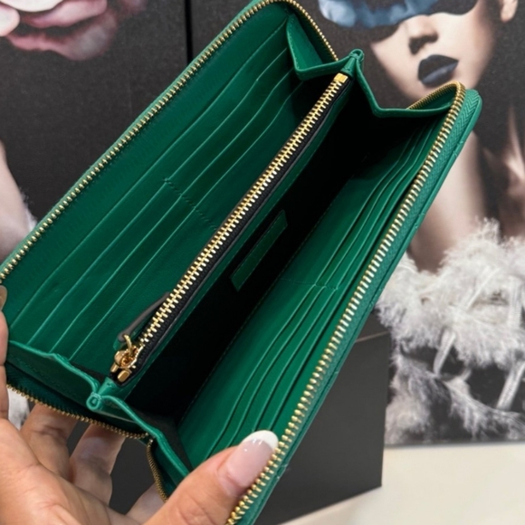 Versace Quilted Zipper Wallet/ BNWT/ GORGEOUS 😍 - Picture 6 of 9